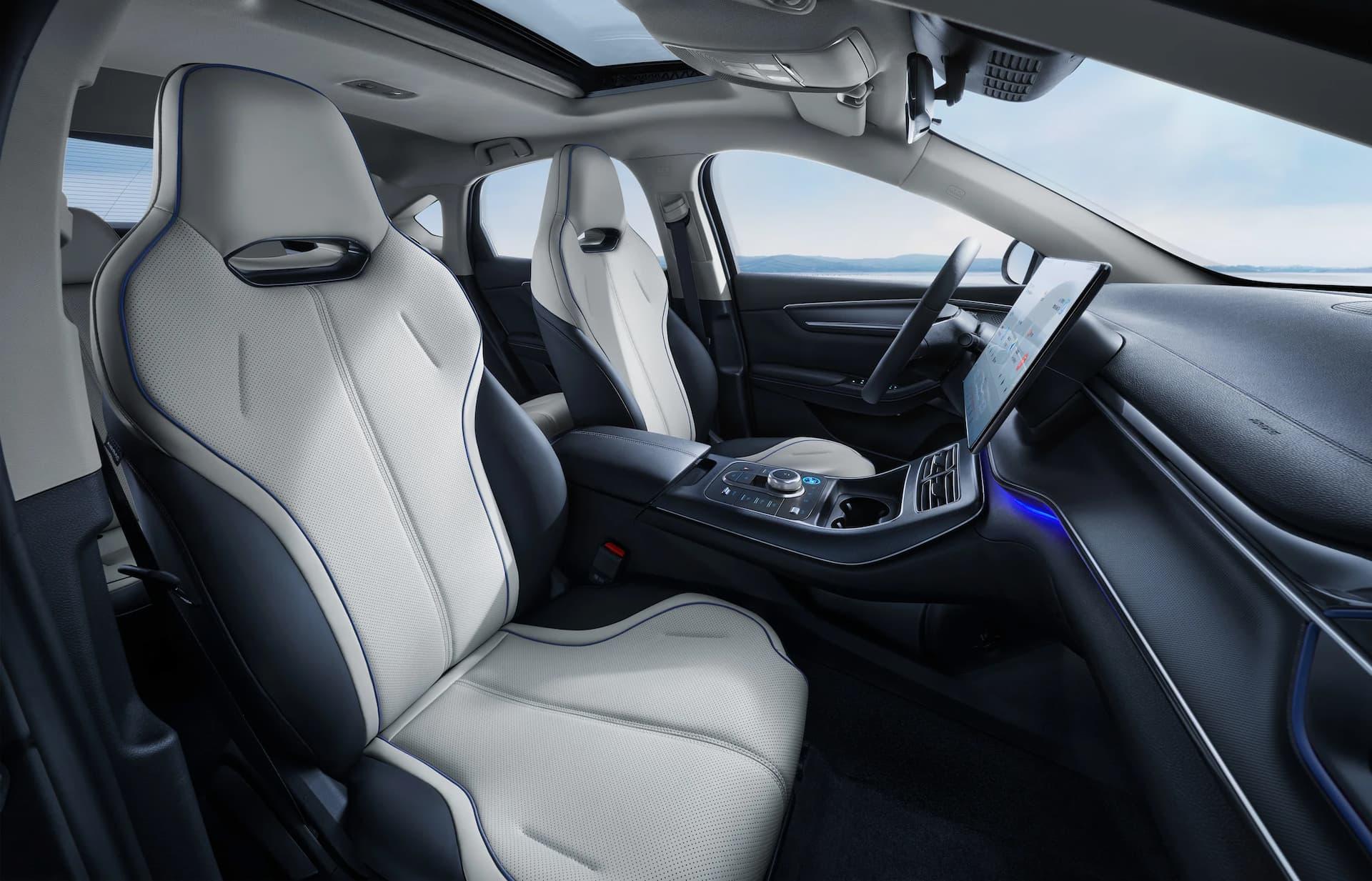 Khoang lái công nghệ và hiện đại